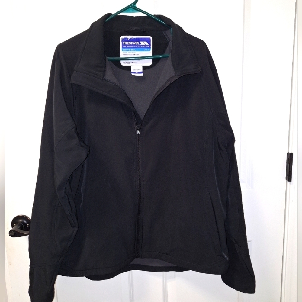 A Trespass men's XL softshell cold weather jacket in black.
